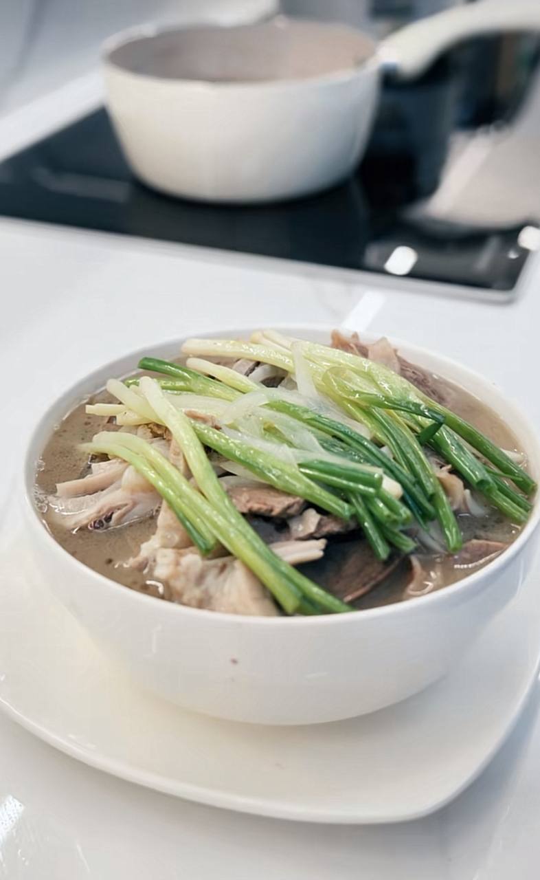 Hàng triệu người nghiện xem cô Thanh bán lòng ở Bắc Ninh: Ai mua 10.000 đồng cũng bán, thái không kịp phải xin khách tự làm- Ảnh 16.