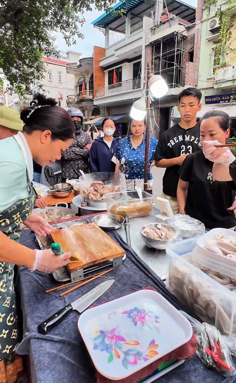 Hàng triệu người nghiện xem cô Thanh bán lòng ở Bắc Ninh: Ai mua 10.000 đồng cũng bán, thái không kịp phải xin khách tự làm- Ảnh 2.