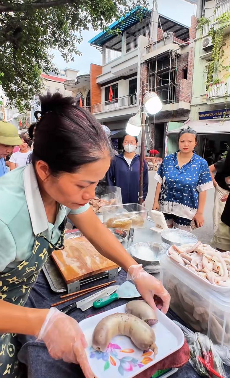 Hàng triệu người nghiện xem cô Thanh bán lòng ở Bắc Ninh: Ai mua 10.000 đồng cũng bán, thái không kịp phải xin khách tự làm- Ảnh 5.