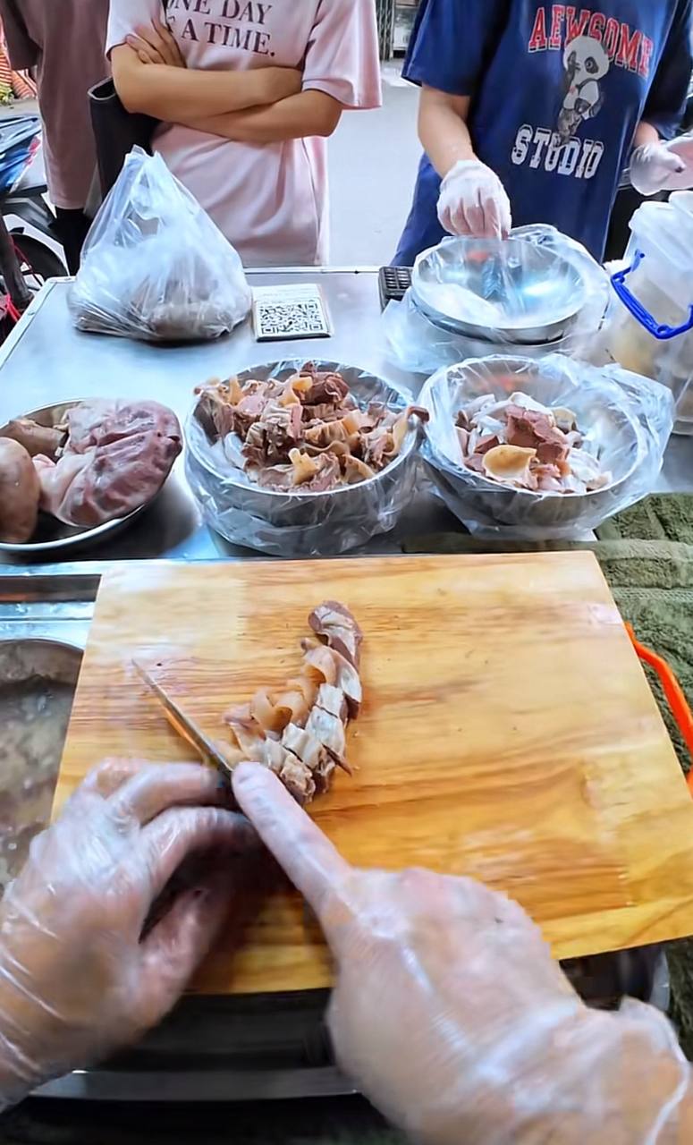 Hàng triệu người nghiện xem cô Thanh bán lòng ở Bắc Ninh: Ai mua 10.000 đồng cũng bán, thái không kịp phải xin khách tự làm- Ảnh 4.