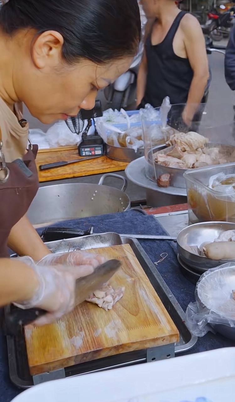 Hàng triệu người nghiện xem cô Thanh bán lòng ở Bắc Ninh: Ai mua 10.000 đồng cũng bán, thái không kịp phải xin khách tự làm- Ảnh 6.