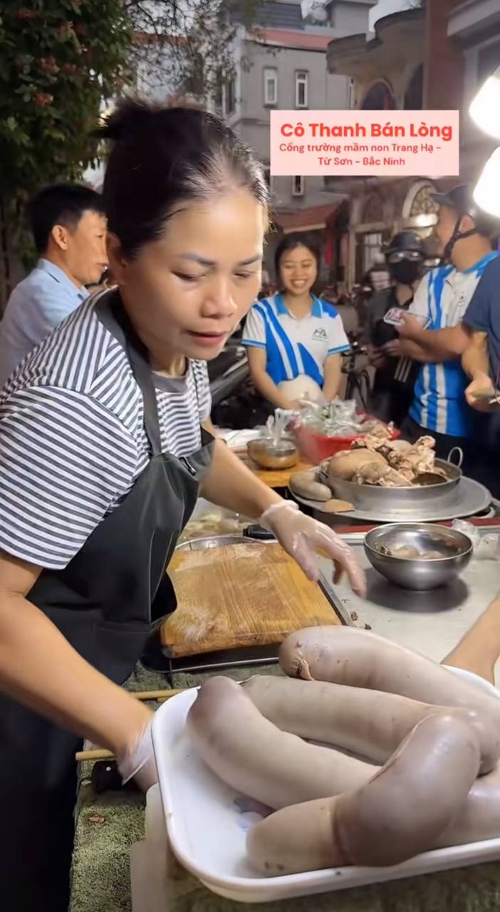 Hàng triệu người nghiện xem cô Thanh bán lòng ở Bắc Ninh: Ai mua 10.000 đồng cũng bán, thái không kịp phải xin khách tự làm- Ảnh 7.