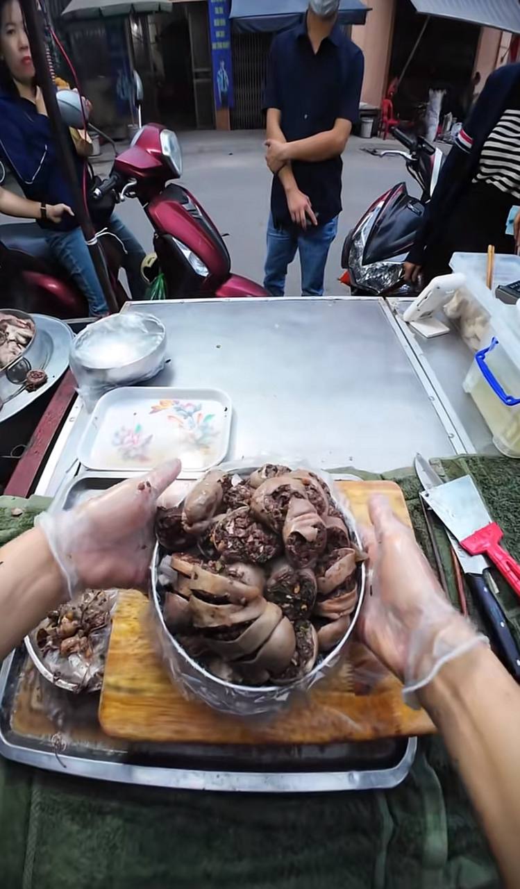 Hàng triệu người nghiện xem cô Thanh bán lòng ở Bắc Ninh: Ai mua 10.000 đồng cũng bán, thái không kịp phải xin khách tự làm- Ảnh 8.