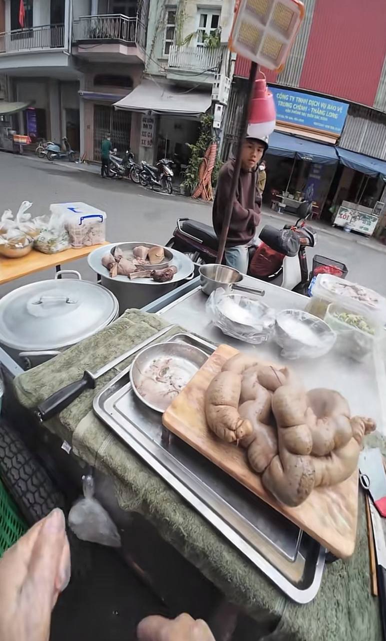 Hàng triệu người nghiện xem cô Thanh bán lòng ở Bắc Ninh: Ai mua 10.000 đồng cũng bán, thái không kịp phải xin khách tự làm- Ảnh 9.
