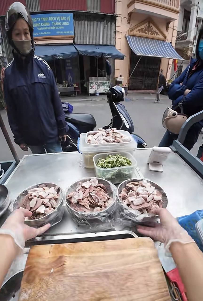 Hàng triệu người nghiện xem cô Thanh bán lòng ở Bắc Ninh: Ai mua 10.000 đồng cũng bán, thái không kịp phải xin khách tự làm- Ảnh 10.