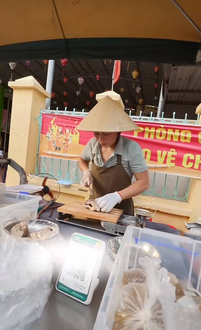 Hàng triệu người nghiện xem cô Thanh bán lòng ở Bắc Ninh: Ai mua 10.000 đồng cũng bán, thái không kịp phải xin khách tự làm- Ảnh 12.