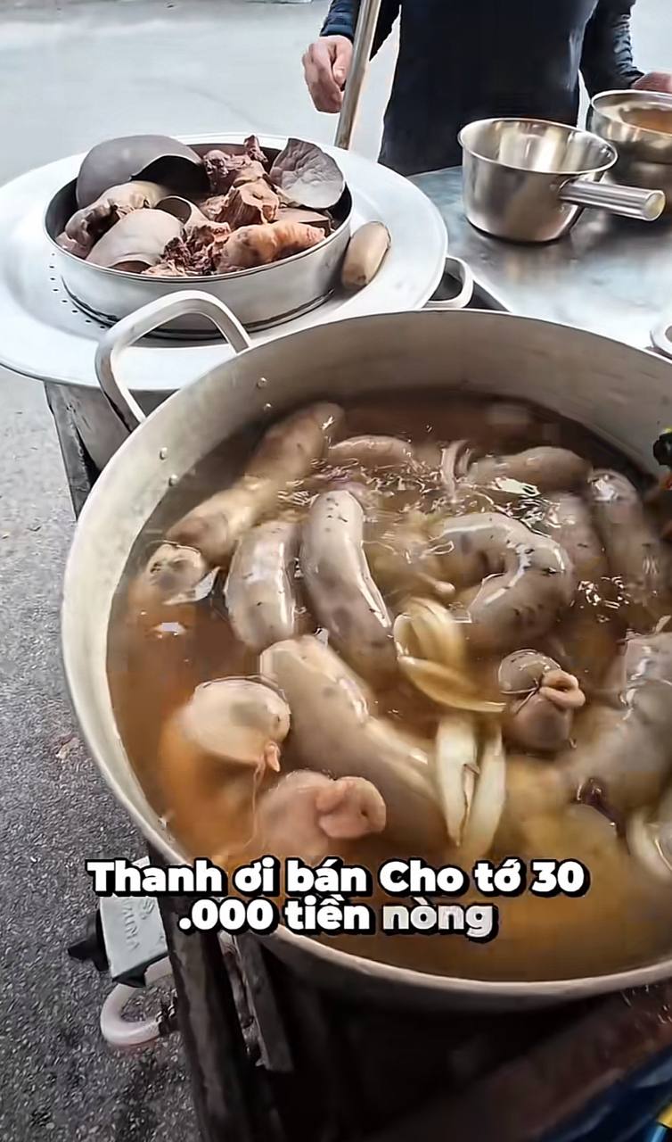 Hàng triệu người nghiện xem cô Thanh bán lòng ở Bắc Ninh: Ai mua 10.000 đồng cũng bán, thái không kịp phải xin khách tự làm- Ảnh 11.