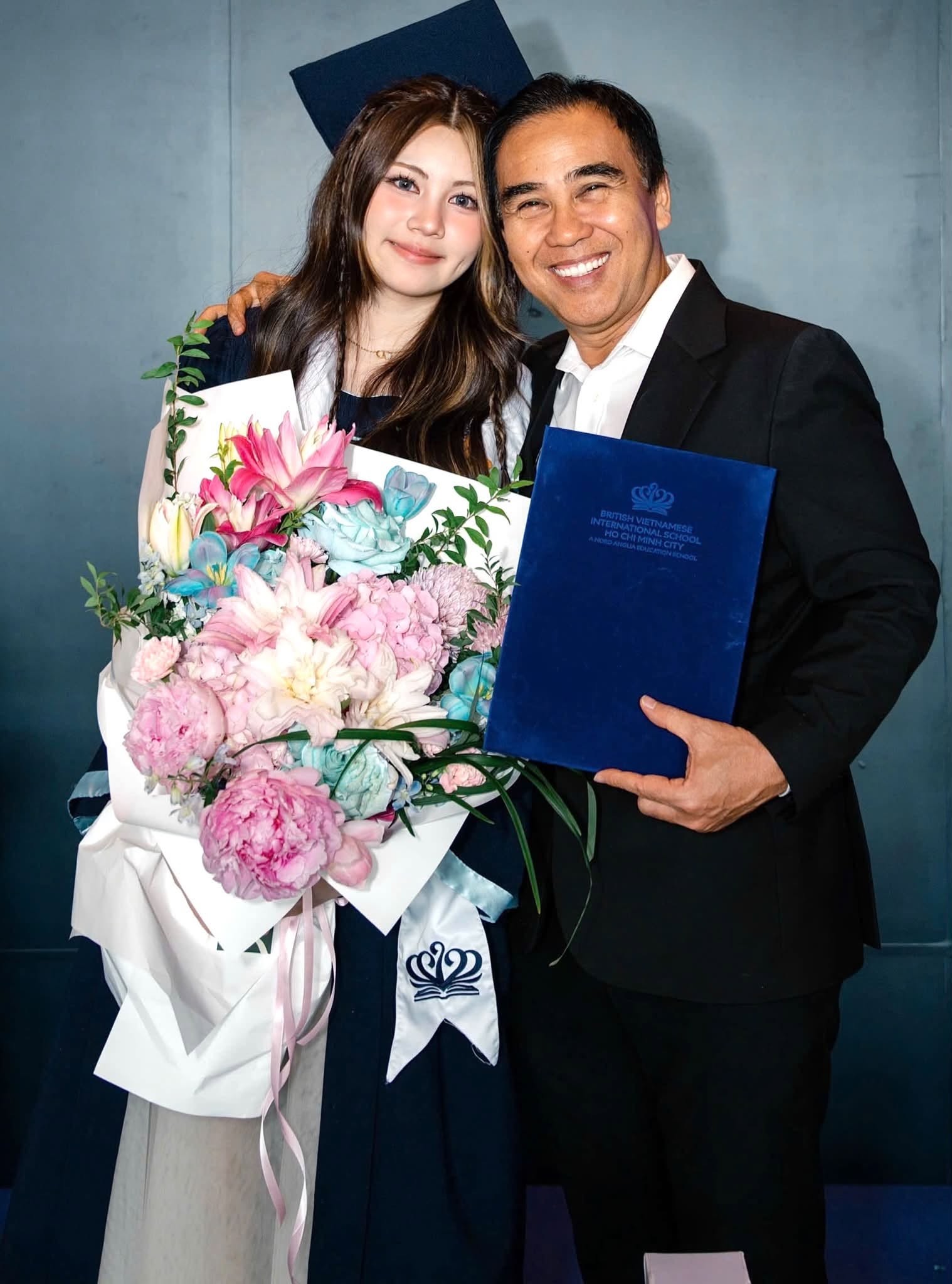 Clip MC Quyền Linh đăng đúng sinh nhật con gái út bất ngờ gây "bão" mạng: Gần 300.000 lượt thích chỉ vì một điều rất giản dị - Ảnh 2.