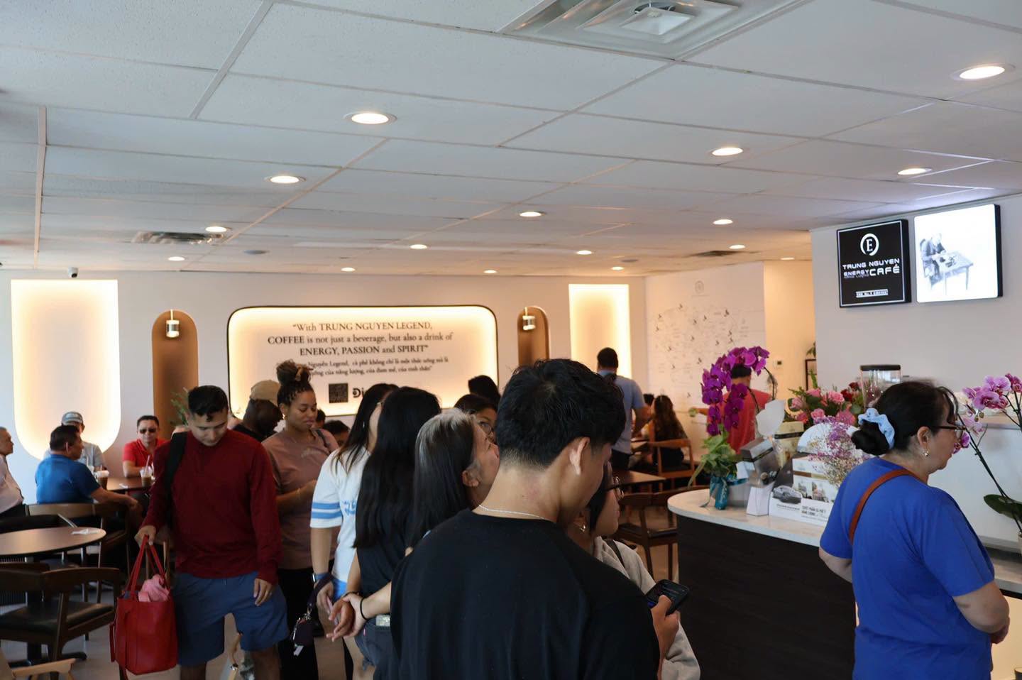 Cảnh tượng tại quán cà phê ở Mỹ của ông Đặng Lê Nguyên Vũ - Ảnh 4.
