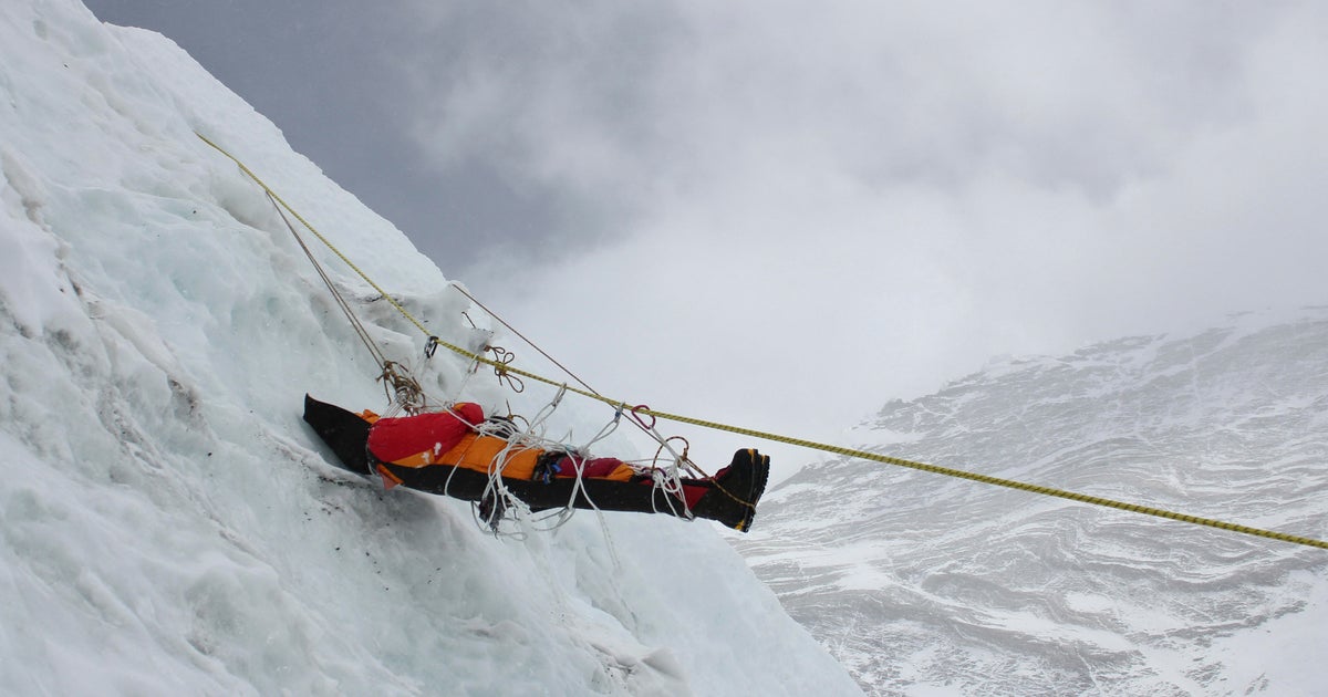 Vì sao có hơn 200 thi thể trên núi Everest không được đưa xuống đất và an táng?- Ảnh 1.