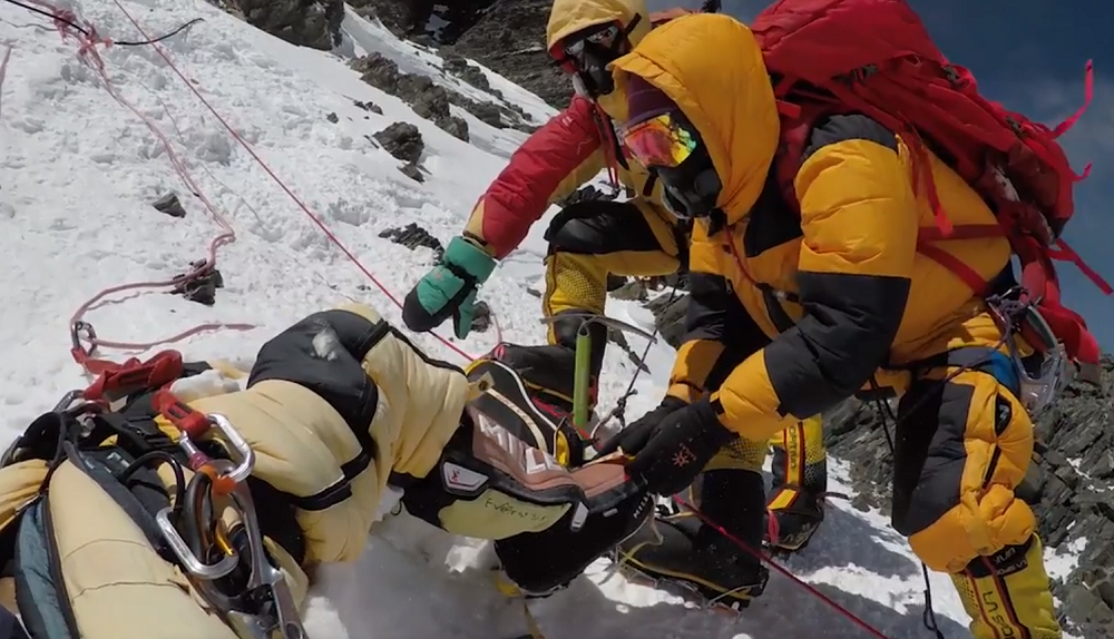 Vì sao có hơn 200 thi thể trên núi Everest không được đưa xuống đất và an táng?- Ảnh 2.