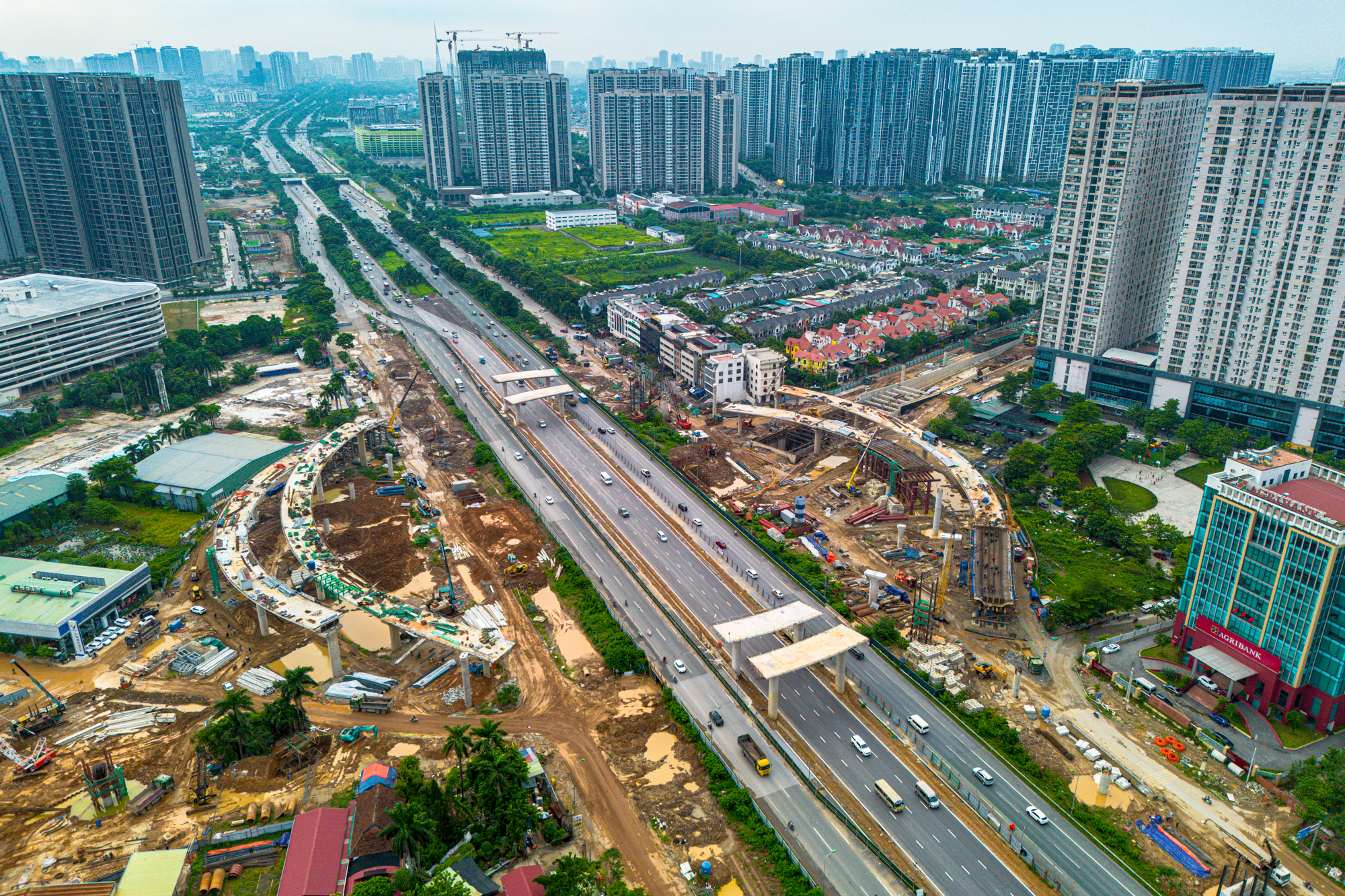 Toàn cảnh nút giao hơn 2.400 tỷ vượt đại lộ rộng nhất Việt Nam đang dần thành hình, loạt đại đô thị của Vingroup, Geleximco, MIK Group được hưởng lợi  - Ảnh 1.