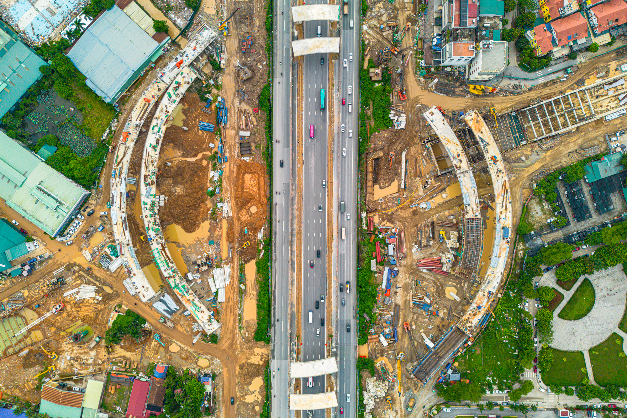 Toàn cảnh nút giao hơn 2.400 tỷ vượt đại lộ rộng nhất Việt Nam đang dần thành hình, loạt đại đô thị của Vingroup, Geleximco, MIK Group được hưởng lợi  - Ảnh 2.