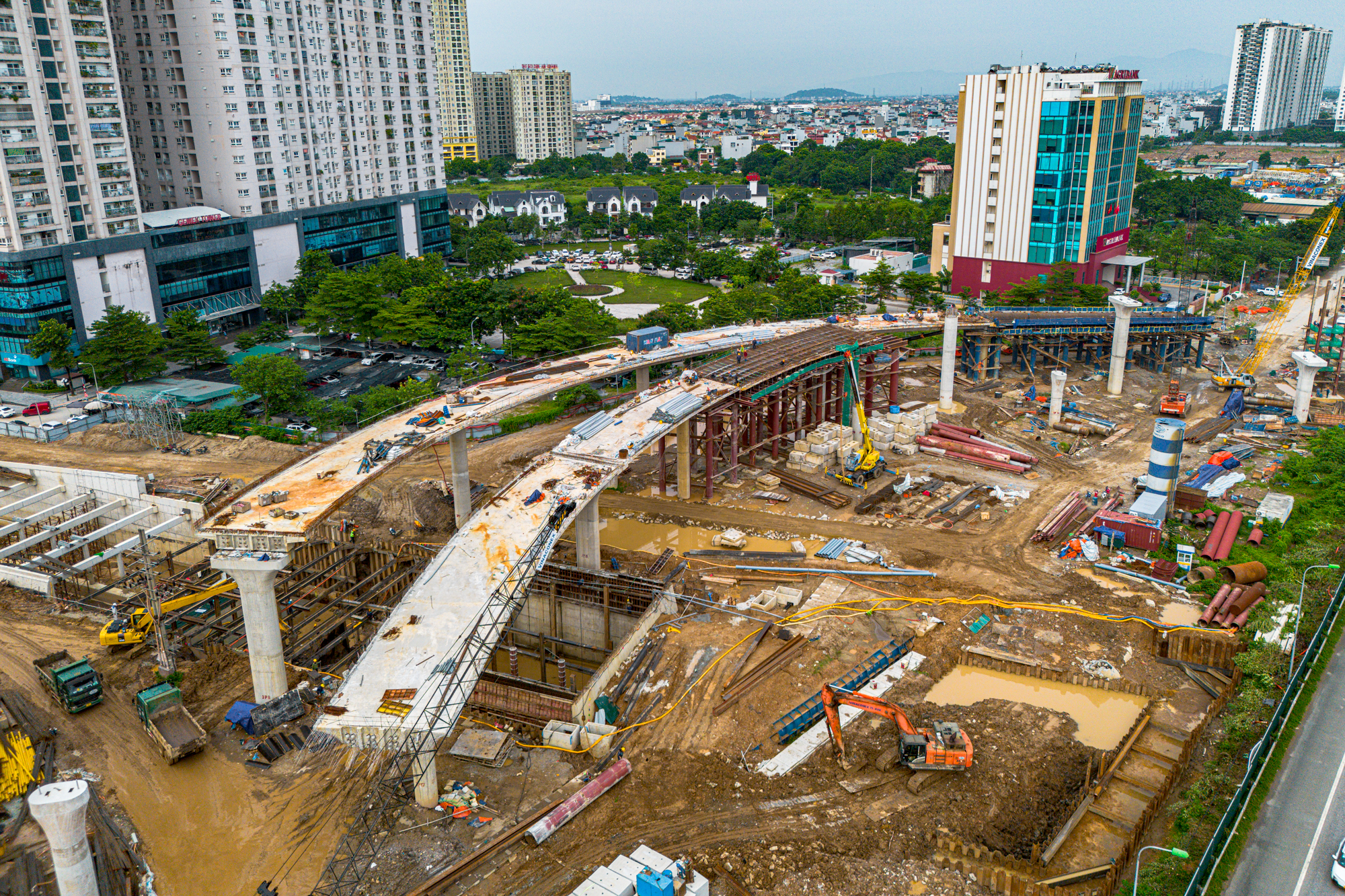 Toàn cảnh nút giao hơn 2.400 tỷ vượt đại lộ rộng nhất Việt Nam đang dần thành hình, loạt đại đô thị của Vingroup, Geleximco, MIK Group được hưởng lợi  - Ảnh 8.