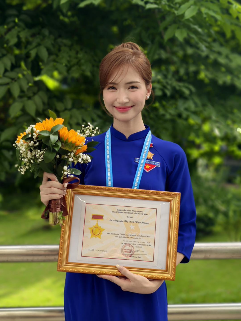 Ca sĩ Việt nhận bằng khen tỉnh Cà Mau: Chạy show không xuể sau hit 321 triệu views, hạnh phúc bên hôn phu Đại úy- Ảnh 3.