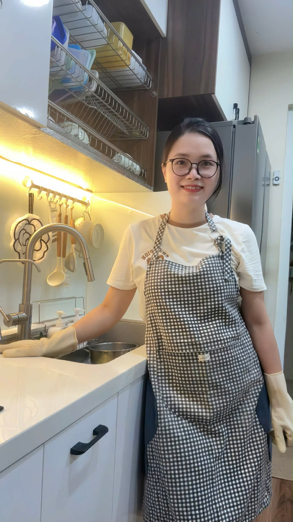 Mẹ 2 con ở Hà Nội biến căn bếp chưa đầy 3m thành không gian gọn gàng với 3 phút dọn dẹp "thần tốc" sau mỗi bữa ăn - Ảnh 1.