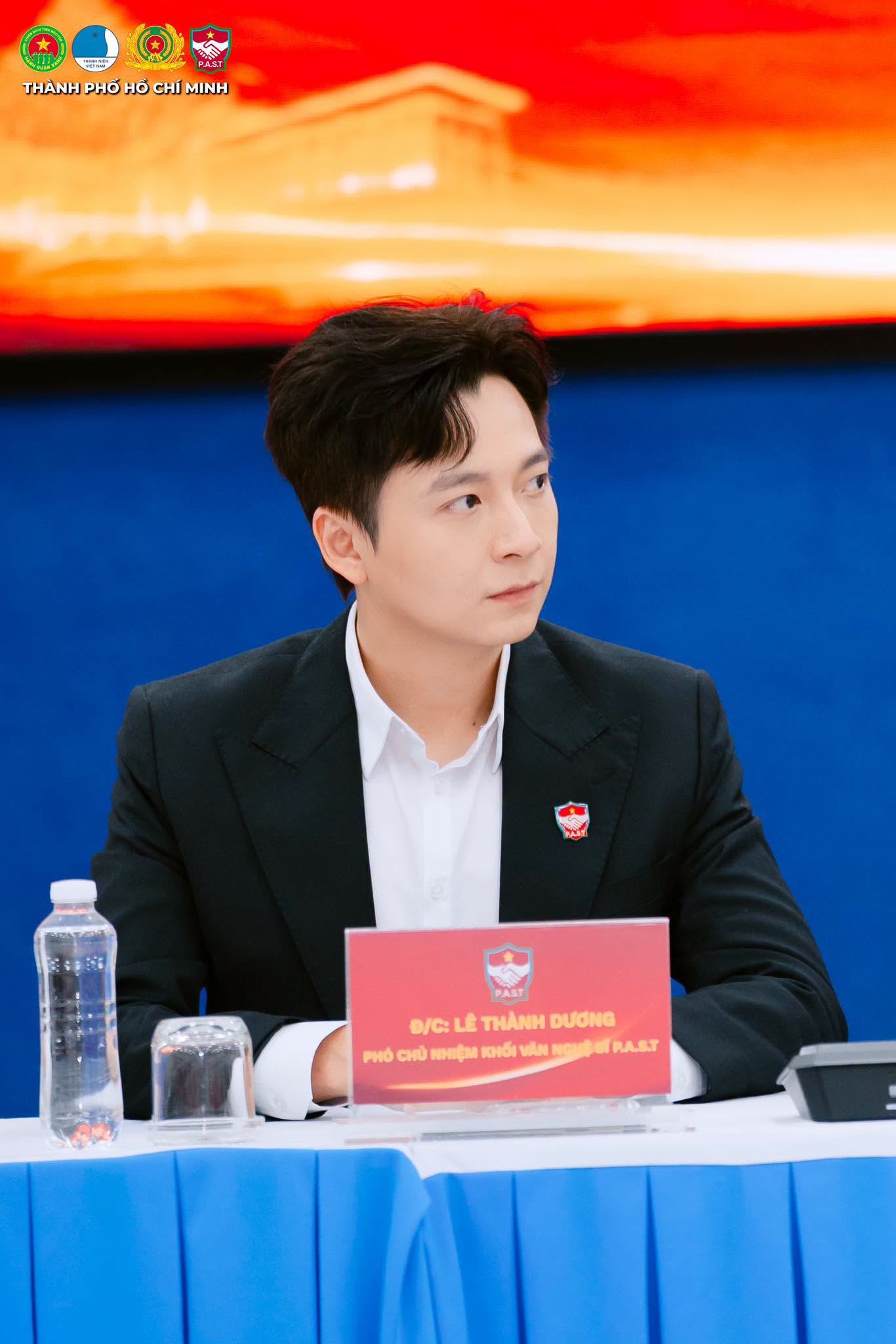 Phó chủ nhiệm CLB thành phố 20 năm nổi tiếng nhờ 1 bản hit, 38 tuổi được đề cử đẹp nhất thế giới- Ảnh 7.