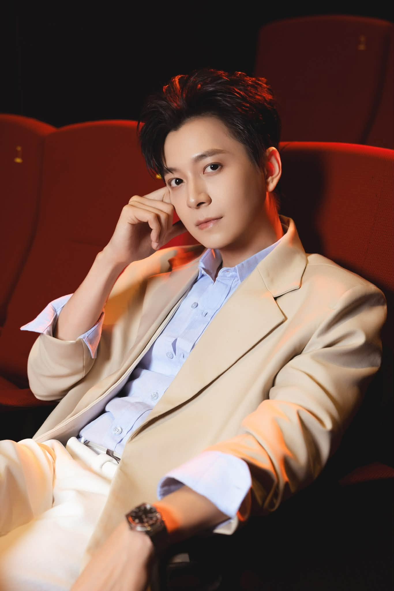 Phó chủ nhiệm CLB thành phố 20 năm nổi tiếng nhờ 1 bản hit, 38 tuổi được đề cử đẹp nhất thế giới- Ảnh 3.