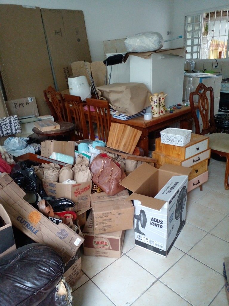 Đến nhà người khá giả mới hiểu: Họ không tiếc vứt đồ, bởi càng tích trữ 3 thứ này càng khó dư tiền - Ảnh 2.