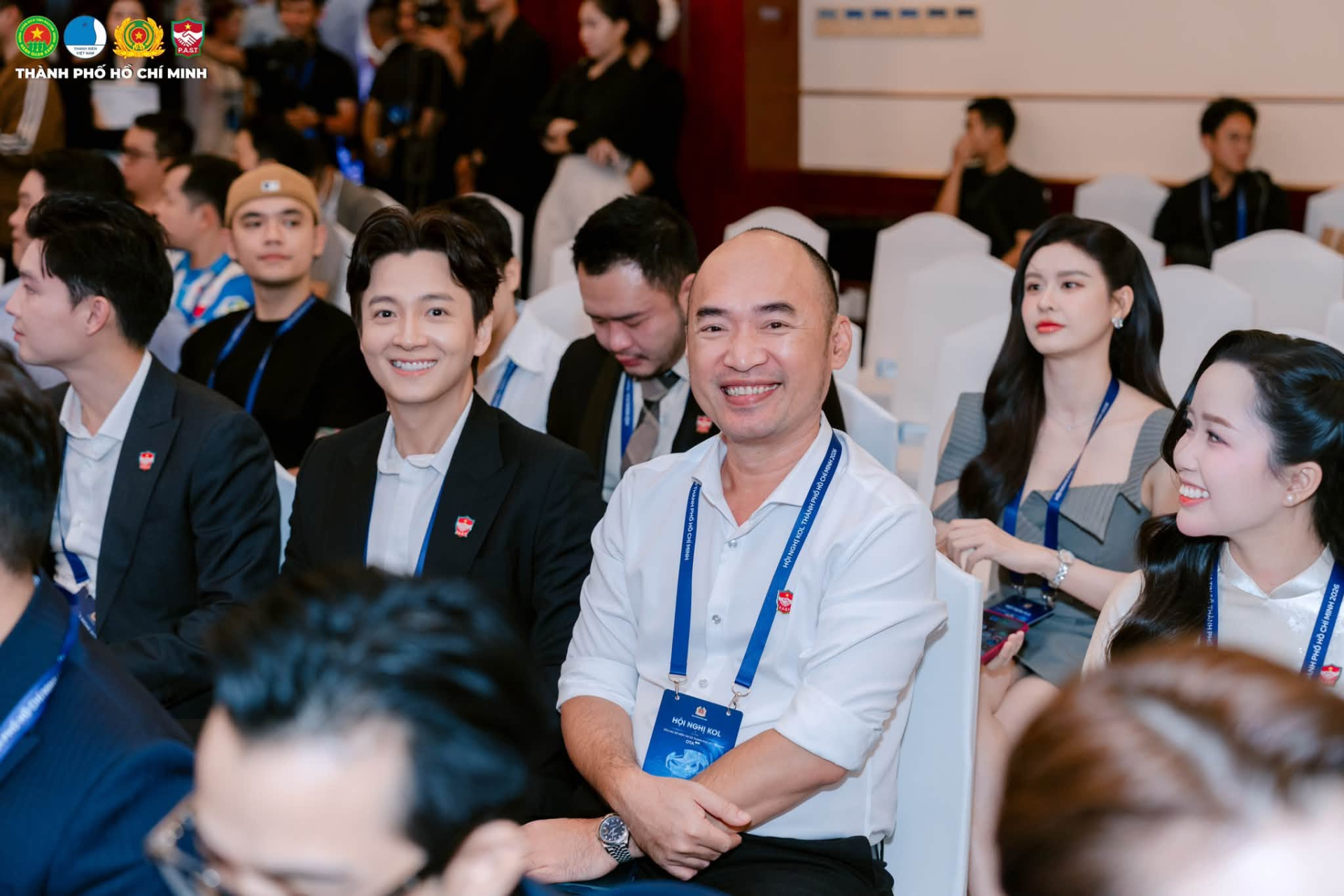 Phó chủ nhiệm CLB thành phố 20 năm nổi tiếng nhờ 1 bản hit, 38 tuổi được đề cử đẹp nhất thế giới- Ảnh 2.