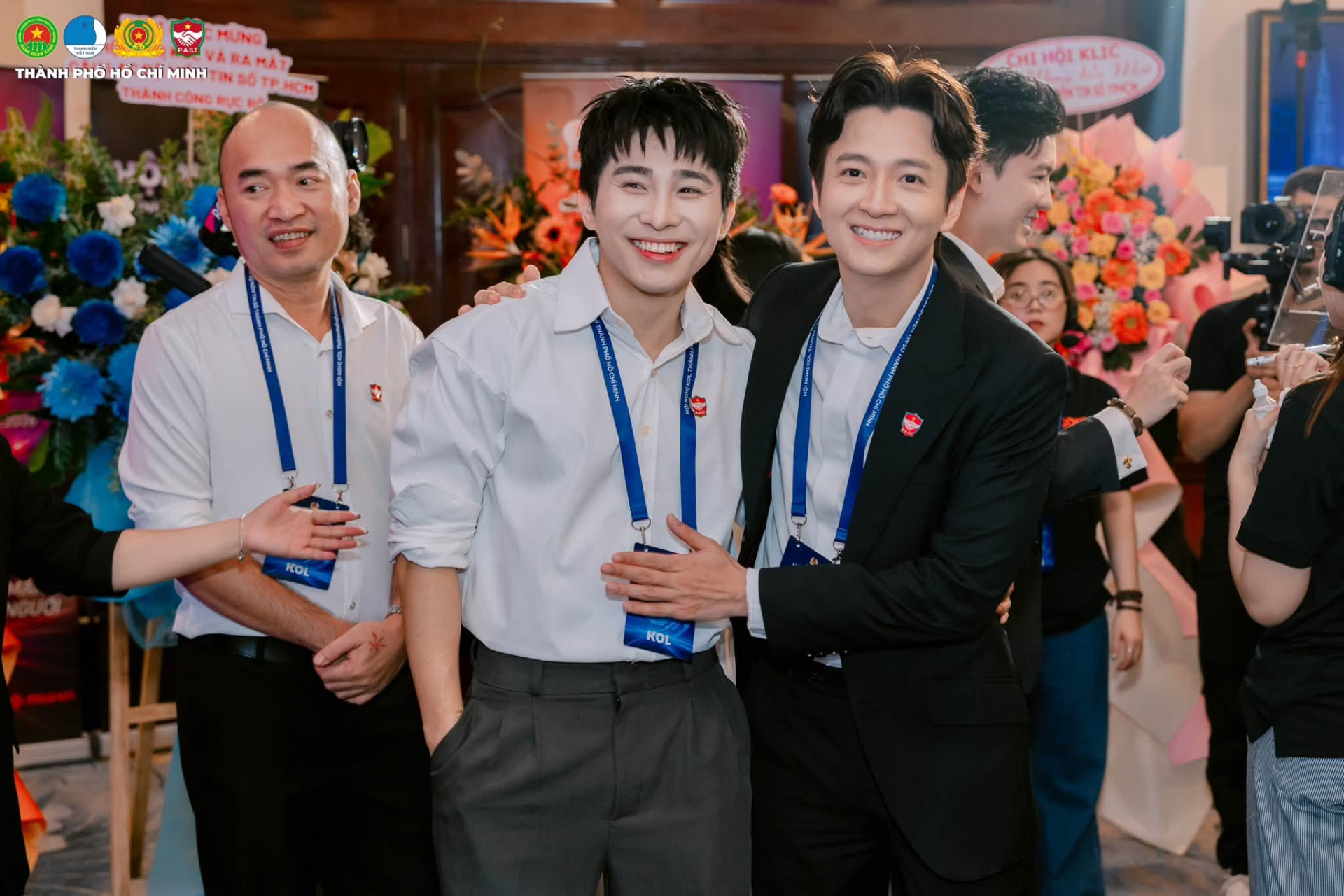 Phó chủ nhiệm CLB thành phố 20 năm nổi tiếng nhờ 1 bản hit, 38 tuổi được đề cử đẹp nhất thế giới- Ảnh 1.