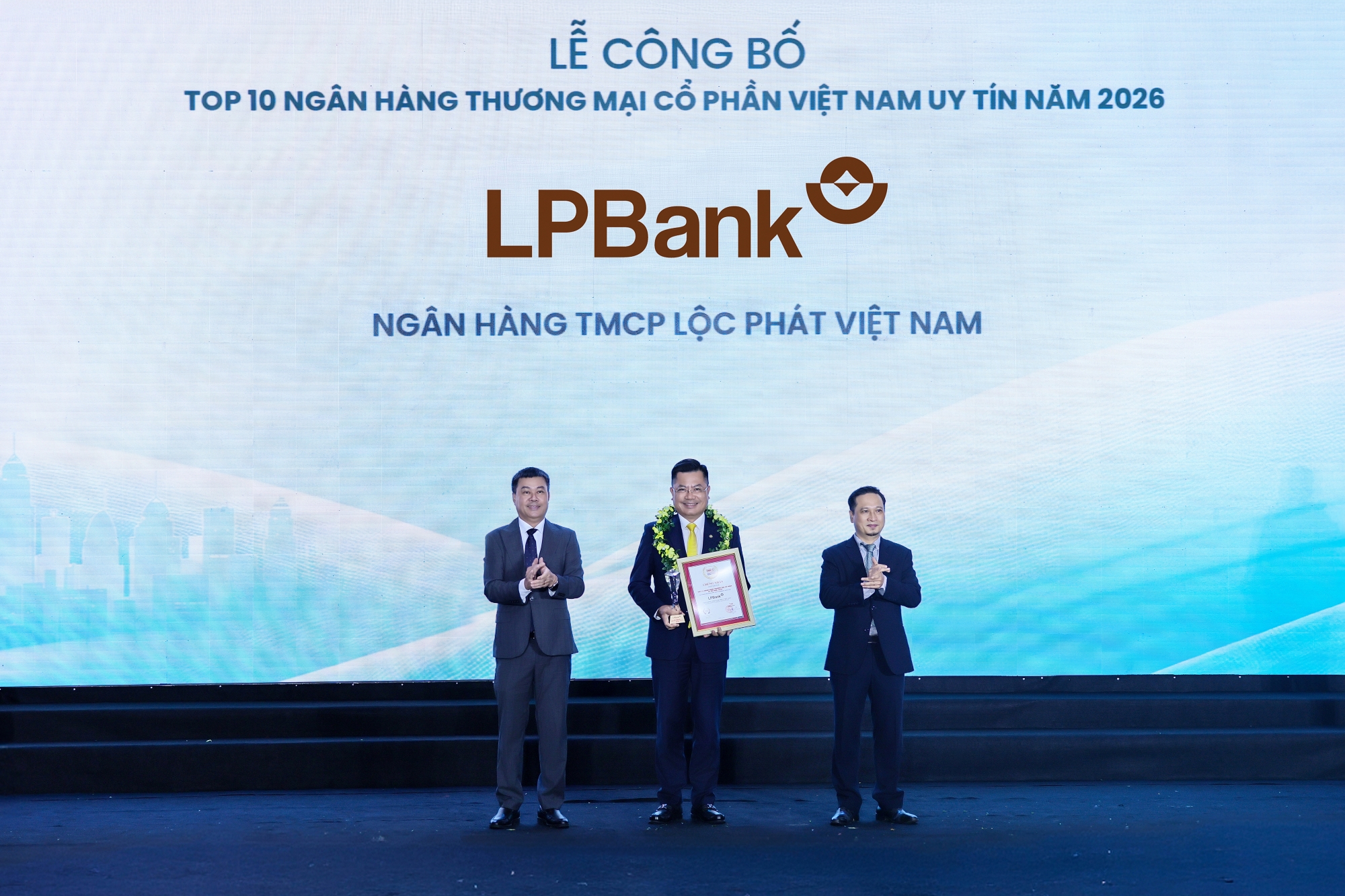 LPBank lập cú đúp thăng hạng, khẳng định vị thế ngân hàng tư nhân hàng đầu - Ảnh 1. LPBank lập cú đúp thăng hạng, khẳng định vị thế ngân hàng tư nhân hàng đầu - Ảnh 1.