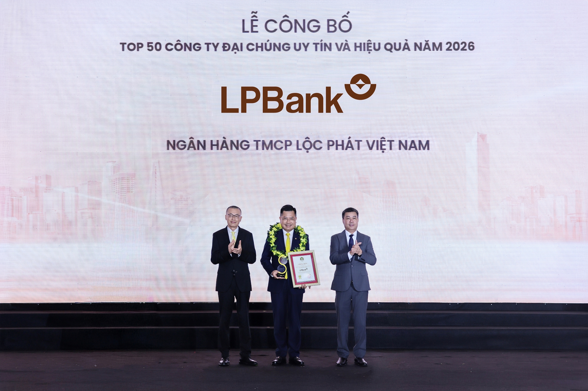 LPBank lập cú đúp thăng hạng, khẳng định vị thế ngân hàng tư nhân hàng đầu - Ảnh 2. LPBank lập cú đúp thăng hạng, khẳng định vị thế ngân hàng tư nhân hàng đầu - Ảnh 2.