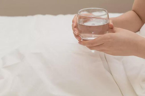 Vì sao ngày càng nhiều người thích uống 1 cốc nước ấm mỗi sáng? - Ảnh 1.