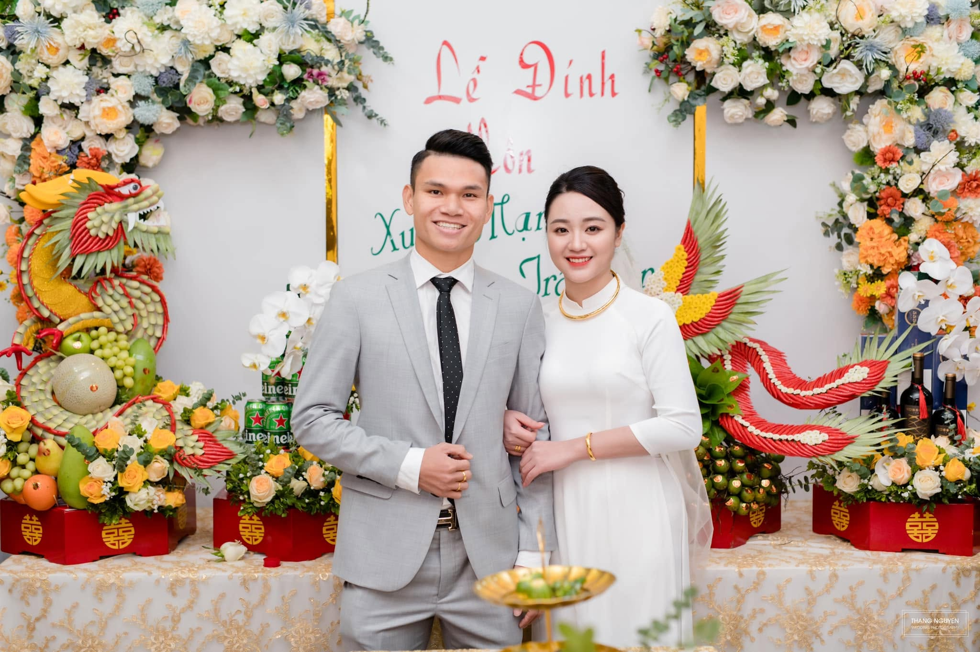 Cử nhân Luật ở nhà bán cà phê, nhan sắc “lão hoá ngược”: Cuộc sống của vợ cầu thủ đổi đời sau kỳ tích Thường Châu 2018 - Ảnh 2.