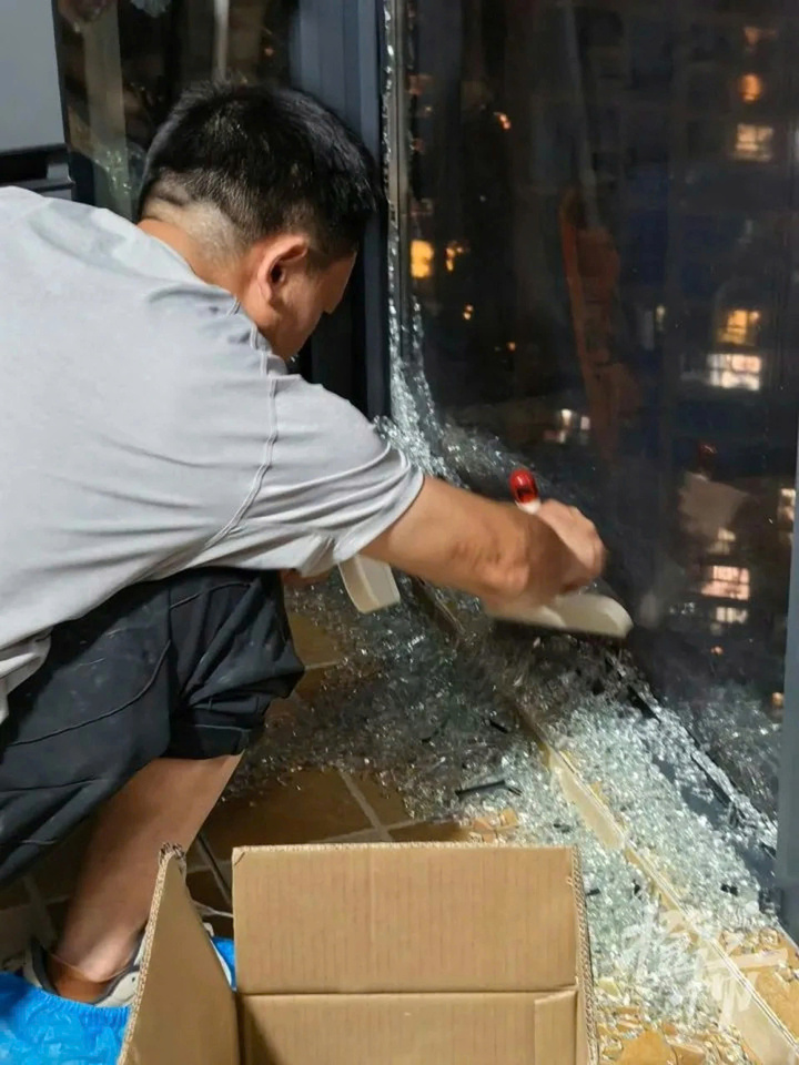 Cửa kính tự vỡ vụn trong nắng nóng kỷ lục ở Trung Quốc- Ảnh 3.
