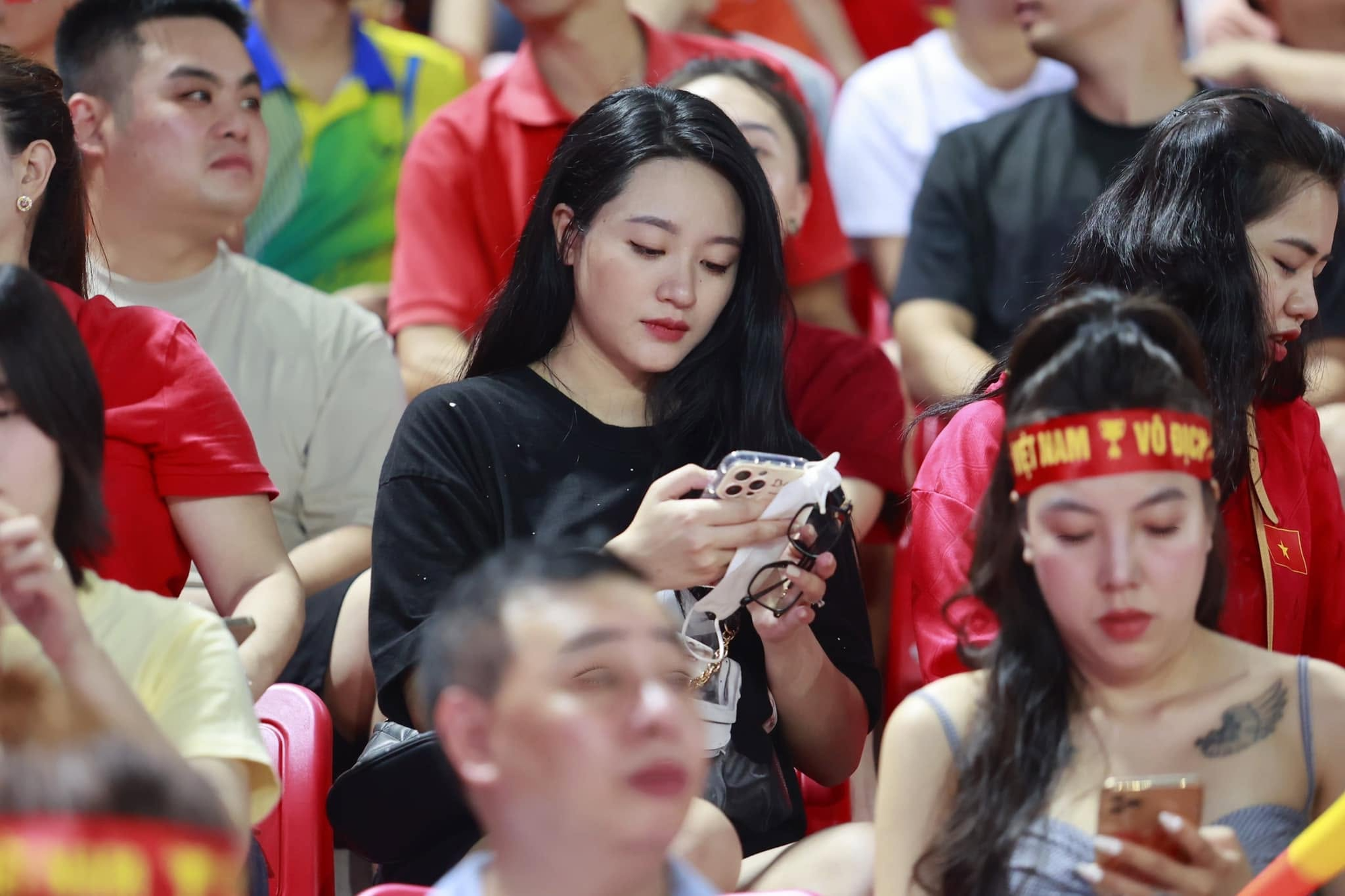 Cử nhân Luật ở nhà bán cà phê, nhan sắc “lão hoá ngược”: Cuộc sống của vợ cầu thủ đổi đời sau kỳ tích Thường Châu 2018 - Ảnh 11.
