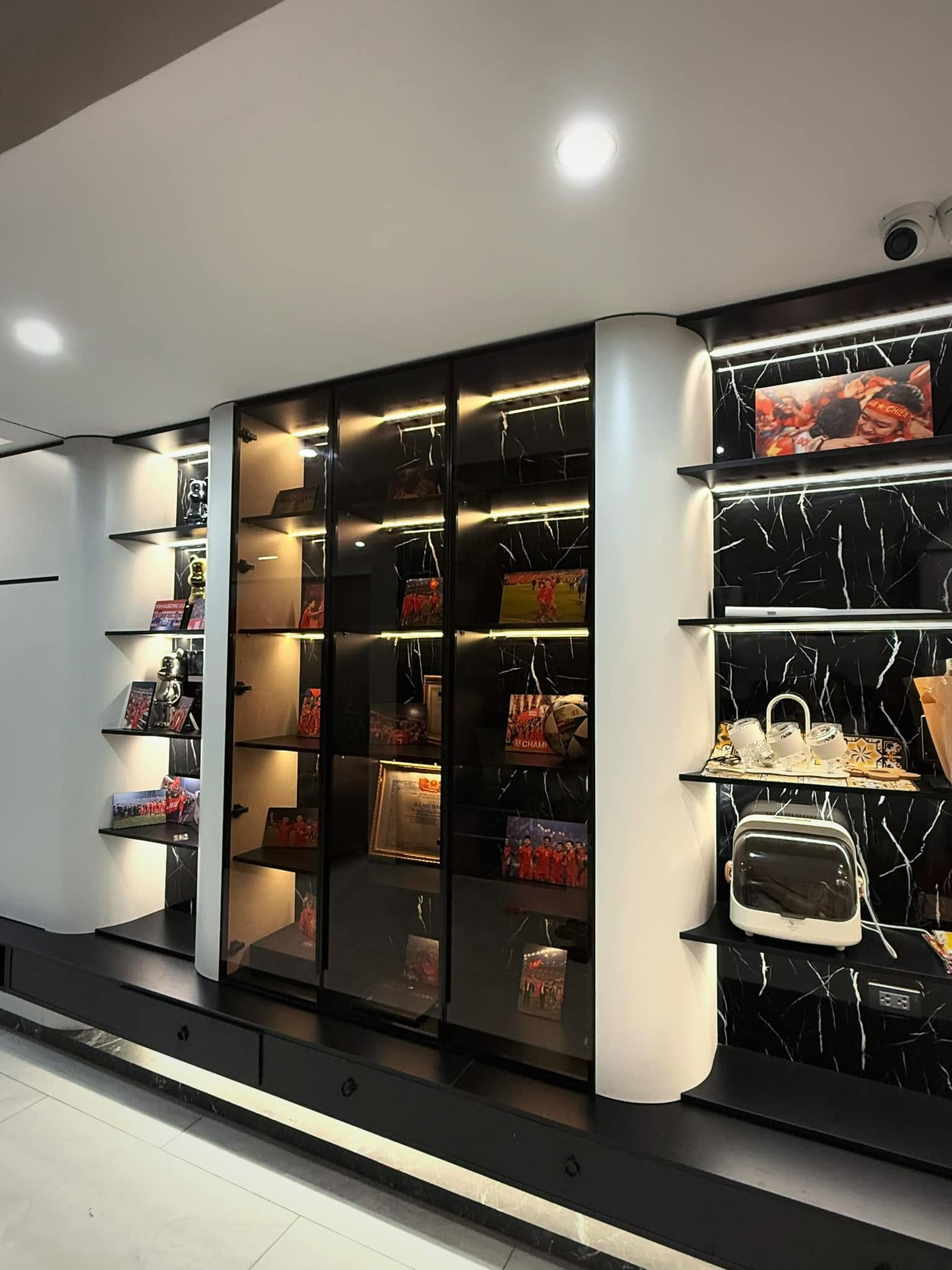 Cử nhân Luật ở nhà bán cà phê, nhan sắc “lão hoá ngược”: Cuộc sống của vợ cầu thủ đổi đời sau kỳ tích Thường Châu 2018 - Ảnh 9.