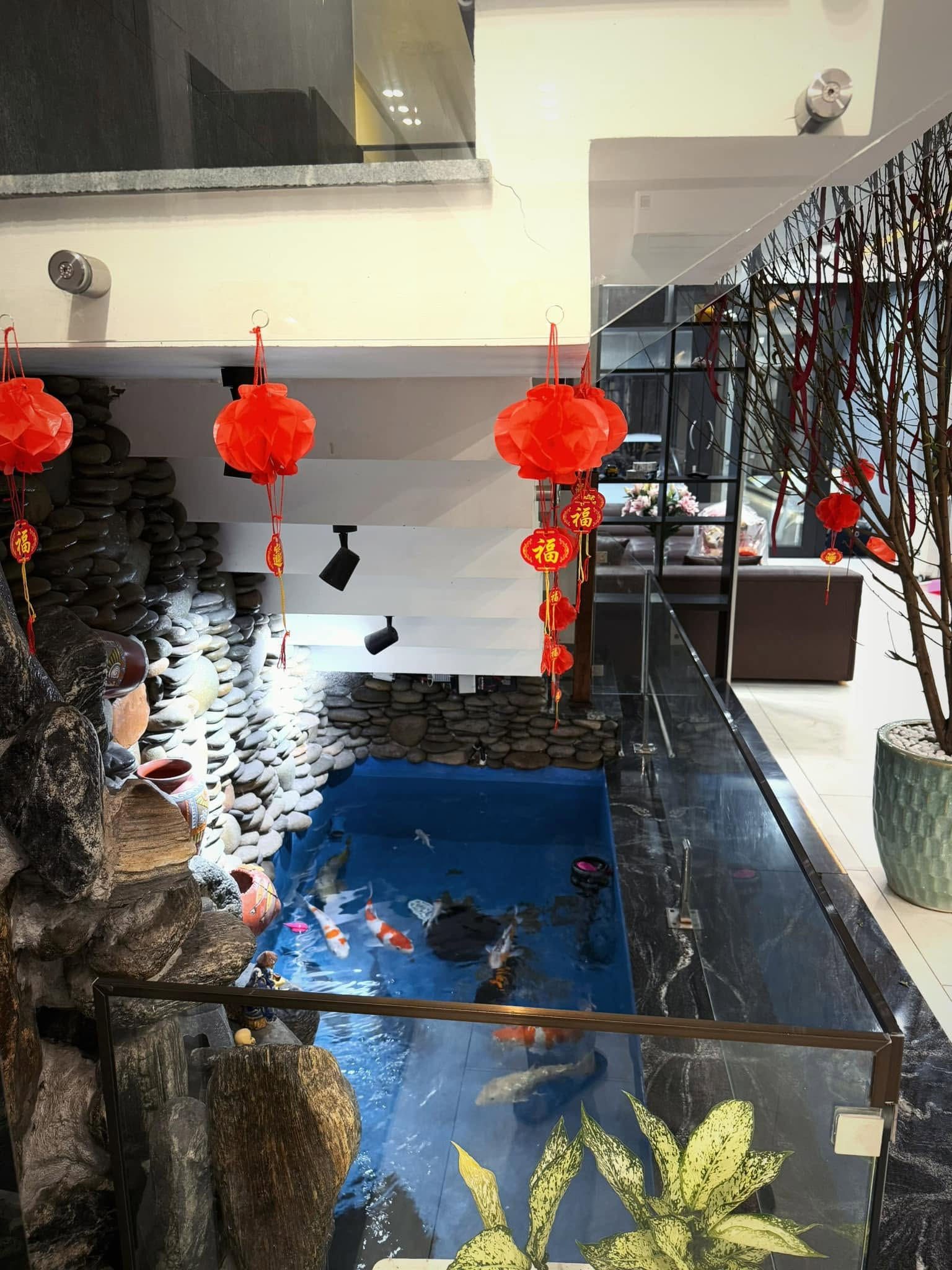 Cử nhân Luật ở nhà bán cà phê, nhan sắc “lão hoá ngược”: Cuộc sống của vợ cầu thủ đổi đời sau kỳ tích Thường Châu 2018 - Ảnh 8.