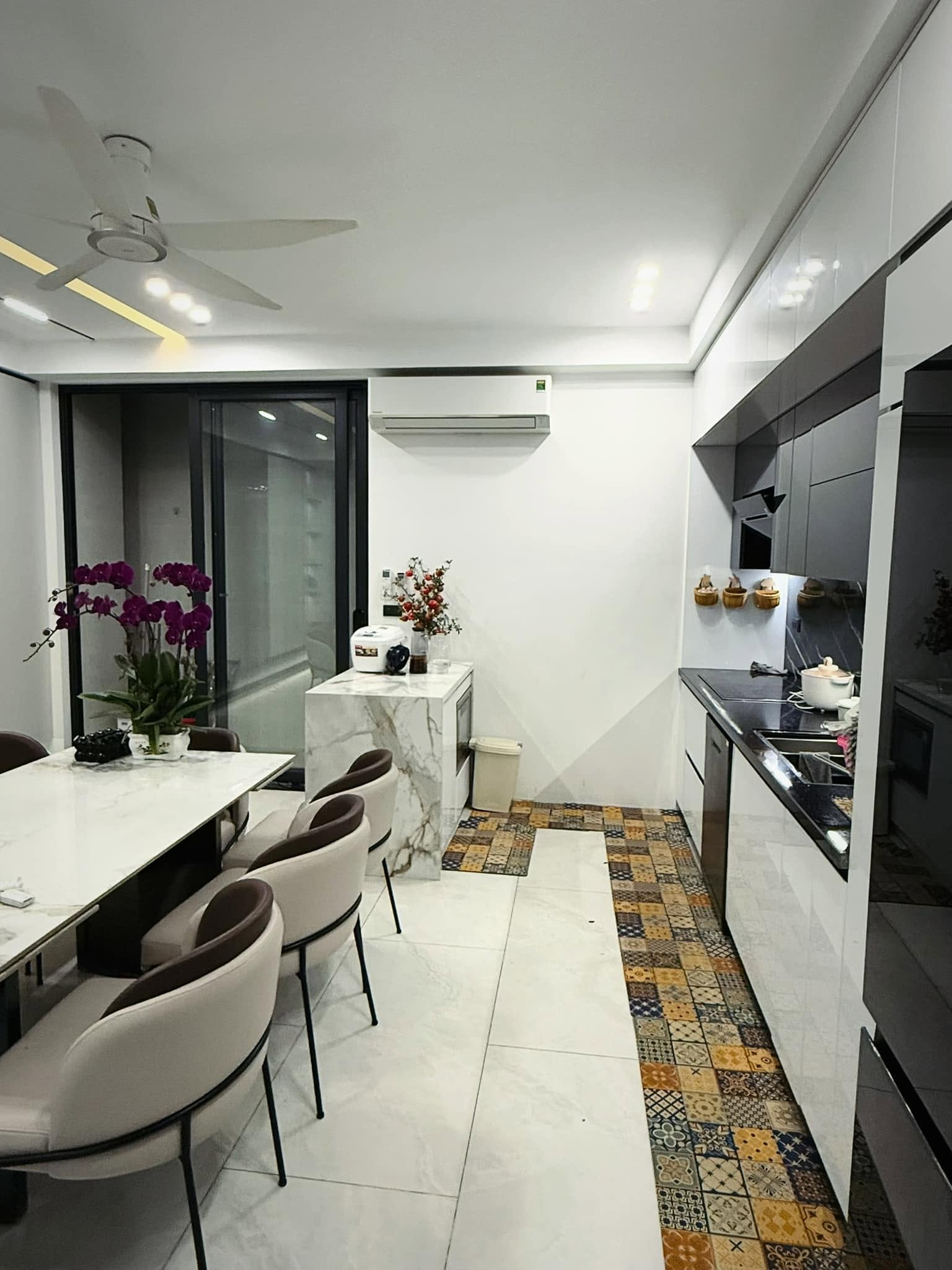 Cử nhân Luật ở nhà bán cà phê, nhan sắc “lão hoá ngược”: Cuộc sống của vợ cầu thủ đổi đời sau kỳ tích Thường Châu 2018 - Ảnh 10.