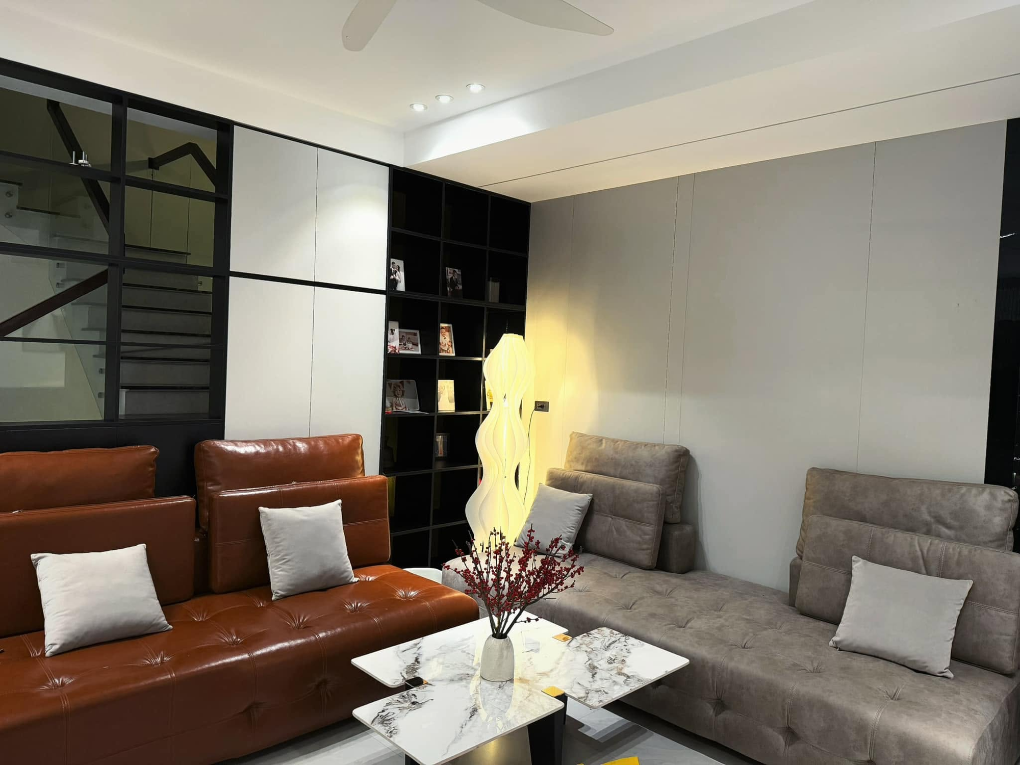Cử nhân Luật ở nhà bán cà phê, nhan sắc “lão hoá ngược”: Cuộc sống của vợ cầu thủ đổi đời sau kỳ tích Thường Châu 2018 - Ảnh 7.