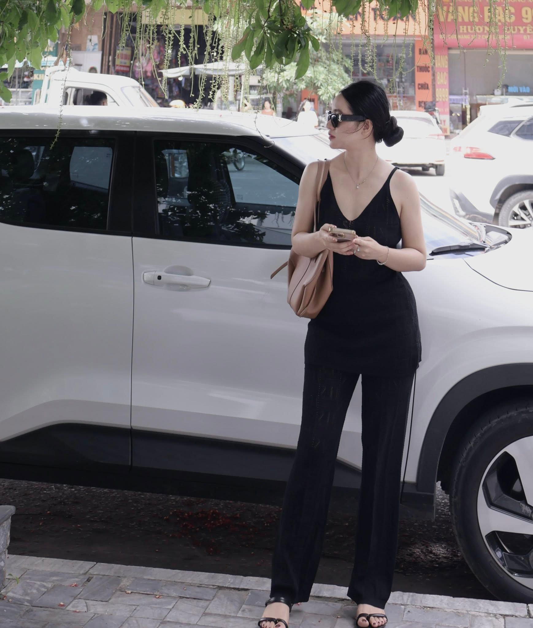 Cử nhân Luật ở nhà bán cà phê, nhan sắc “lão hoá ngược”: Cuộc sống của vợ cầu thủ đổi đời sau kỳ tích Thường Châu 2018 - Ảnh 16.