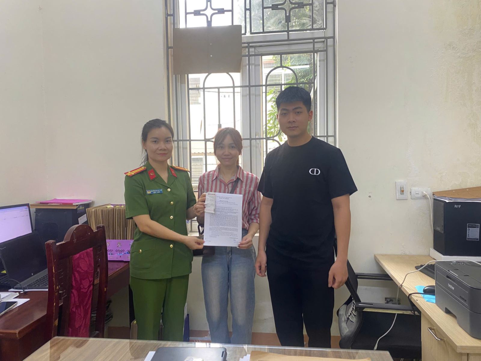 Thanh niên SN 2004 đột nhiên nhận được chuyển khoản 100 triệu đồng, công an mời Nguyễn Thị Xuân SN 1988 tới làm việc- Ảnh 1.