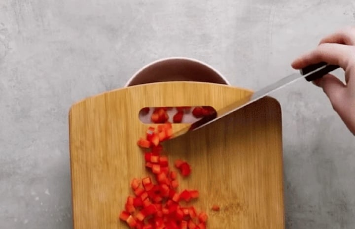 Hơn 90% người dùng chưa biết công dụng thật của khe hở trên mặt thớt: Không chỉ dùng để treo - Ảnh 3.