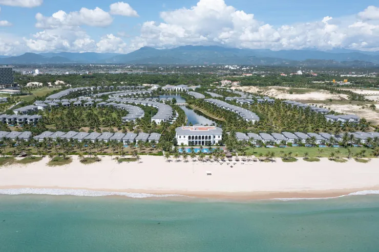 Bãi biển miền Trung hội tụ gần 20 khách sạn, khu nghỉ dưỡng cao cấp: Nhiều người đã đi nhưng chưa biết tên - Ảnh 4.