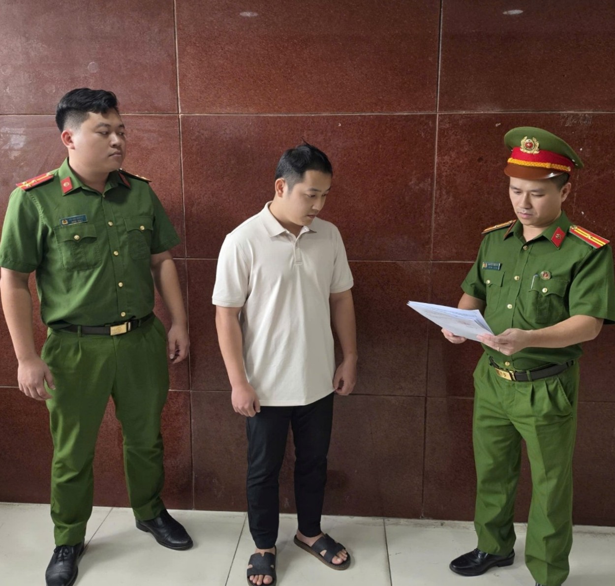 Ra quyết định khởi tố Nguyễn Mạnh Cần SN 1999 liên quan số tiền 2,4 tỷ đồng - Ảnh 1.