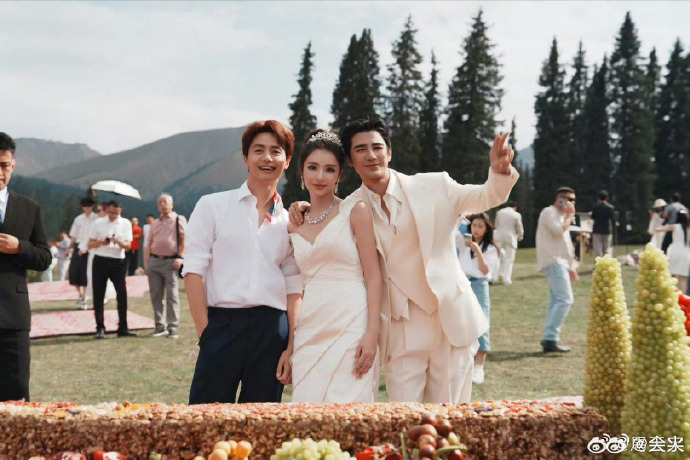 Đám cưới hot nhất showbiz hôm nay: Cặp "tiên đồng - ngọc nữ" hôn nhau nồng cháy, đánh úp công khai 2 con siêu dễ thương- Ảnh 9.