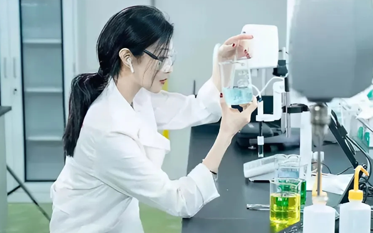 Phú bà livestream bán mặt nạ kiếm trăm tỷ, quá khứ bị phốt "làm màu" trong phòng thí nghiệm- Ảnh 1.