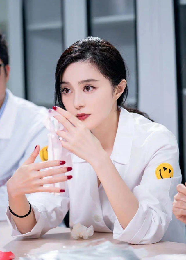Phú bà livestream bán mặt nạ kiếm trăm tỷ, quá khứ bị phốt "làm màu" trong phòng thí nghiệm- Ảnh 6.