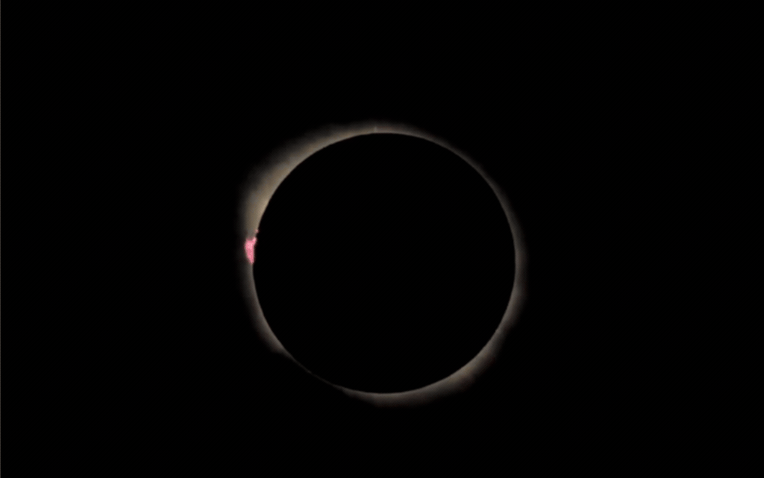 NASA công bố khoảnh khắc nhật thực toàn phần tuyệt đẹp từ độ cao 15.240 mét: Đây chính là sự trùng hợp kỳ diệu của vũ trụ- Ảnh 1.