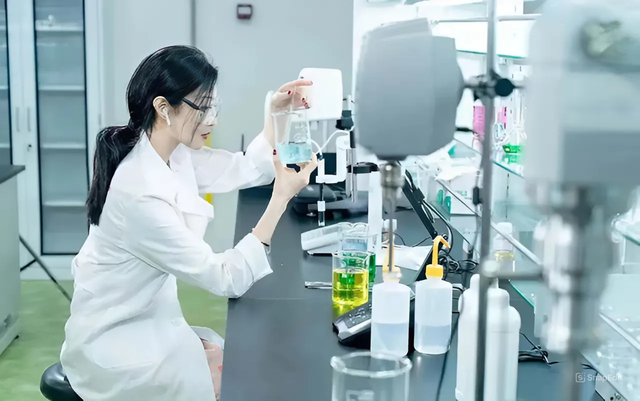 Phú bà livestream bán mặt nạ kiếm trăm tỷ, quá khứ bị phốt "làm màu" trong phòng thí nghiệm- Ảnh 4.