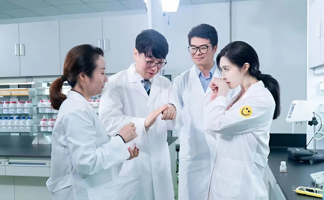Phú bà livestream bán mặt nạ kiếm trăm tỷ, quá khứ bị phốt "làm màu" trong phòng thí nghiệm- Ảnh 3.