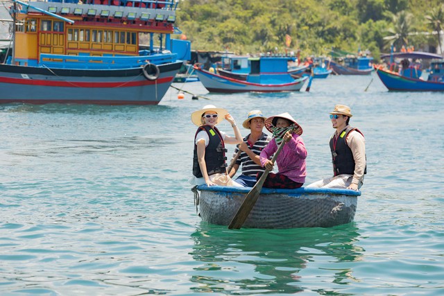 Lần đầu tiên, du thuyền 5 sao neo qua đêm tại vịnh biển Việt Nam từng được thế giới vinh danh- Ảnh 2. Lần đầu tiên, du thuyền 5 sao neo qua đêm tại vịnh biển Việt Nam từng được thế giới vinh danh- Ảnh 2.