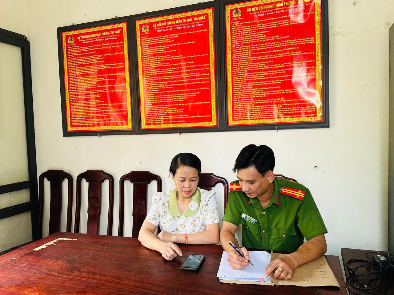 Cung cấp CCCD và số tài khoản, người phụ nữ được chuyển khoản ngay 20 triệu đồng: Công an lập tức vào cuộc điều tra - Ảnh 1.
