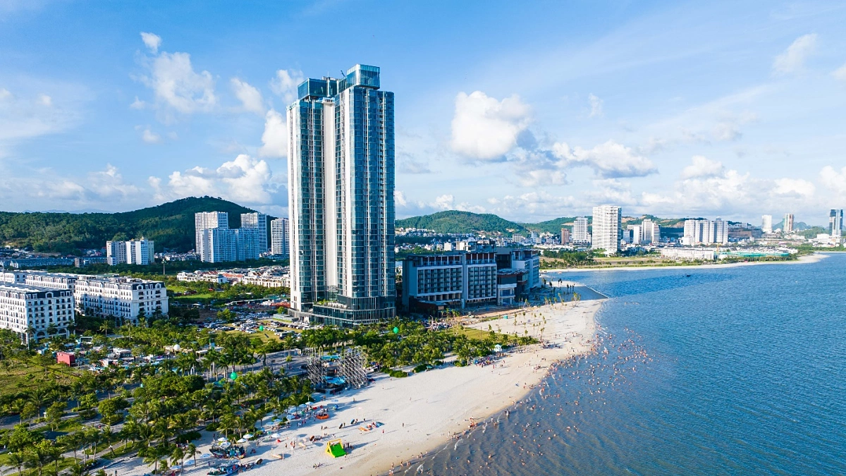Quảng trường rộng hơn 1,1ha vừa diễn ra sự kiện chưa từng có ở Việt Nam: Trong quần thể rộng tới 248ha, tầm nhìn thẳng ra vịnh Di sản - Ảnh 2.