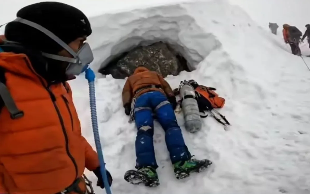 Vì sao Vùng Tử Thần trên Everest lại khiến não bộ và cơ thể con người dần tự hủy diệt ngay cả khi đang thở bình oxy?- Ảnh 2. Vì sao Vùng Tử Thần trên Everest lại khiến não bộ và cơ thể con người dần tự hủy diệt ngay cả khi đang thở bình oxy?- Ảnh 2.